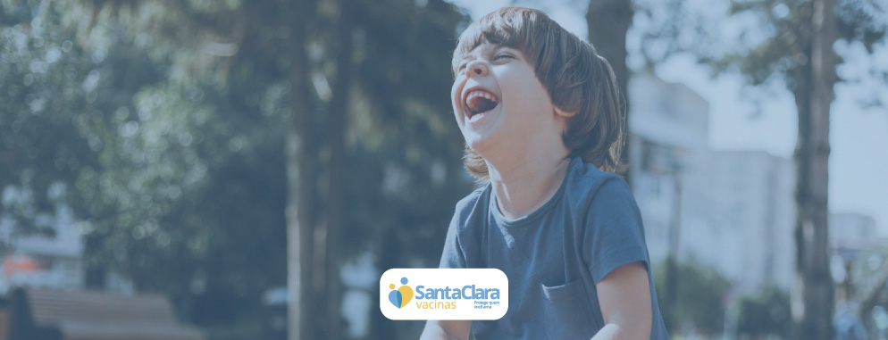 Criança com sintomas de sarampo, caxuma e rubéola, protegidas pela vacina tríplice viral